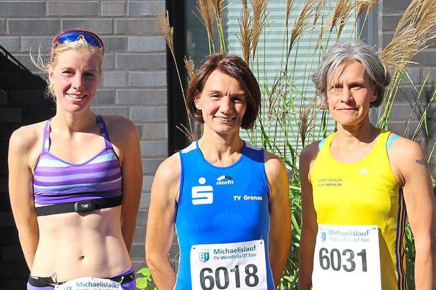 Die schnellsten Frauen über 10 Kilometer: Monika Terbeck vom TV Gronau (Mitte) siegte vor Sara Kaute von Active Coesfeld (li.) und Zerline de Boer vom TV Vreden. Pauline Meyer (kleines Foto) landete über 5 Kilometer auf Platz eins.