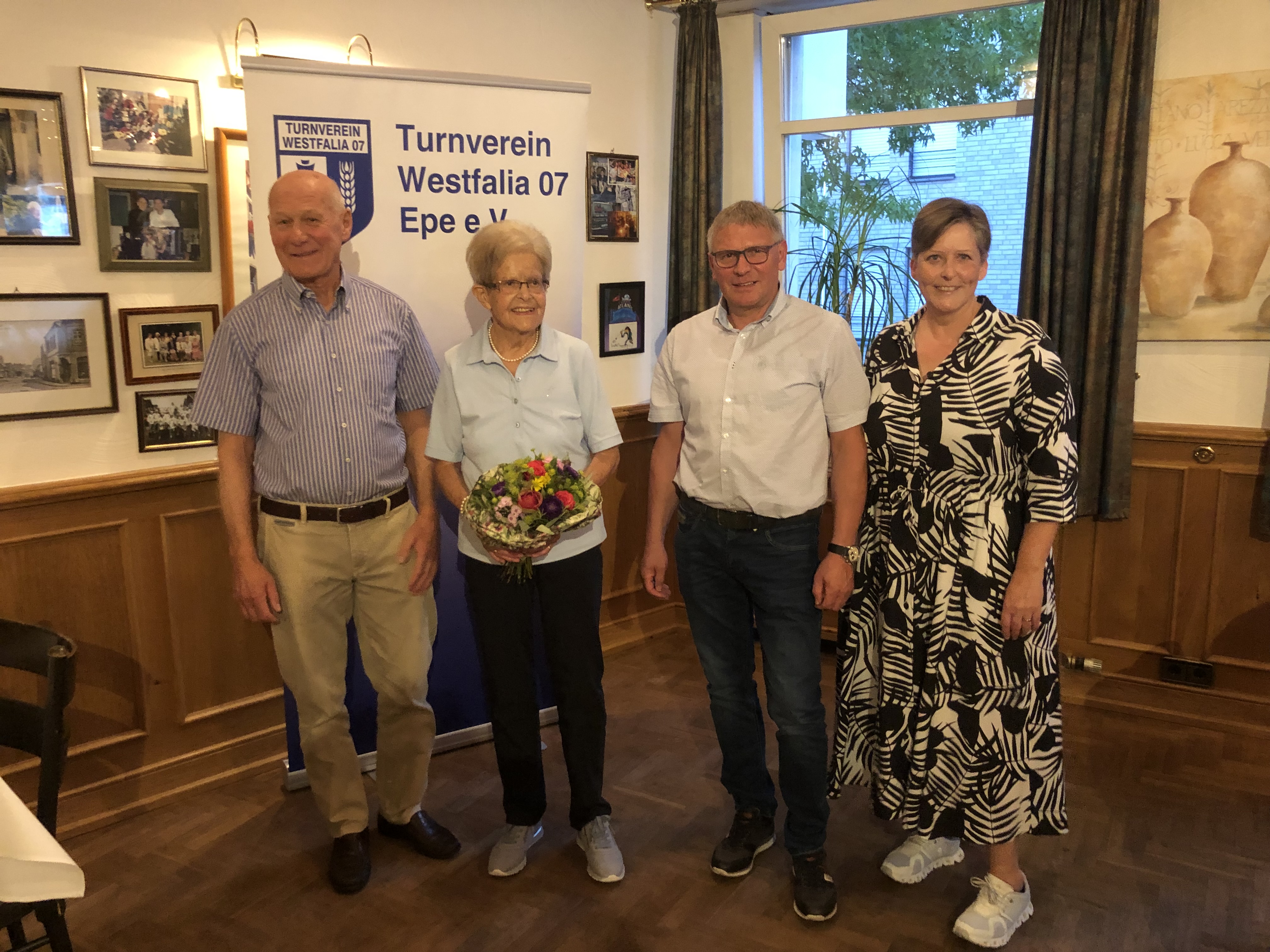 Für 50-jährige Mitgliedschaft wurden Karl-Heinz Kramer und Jürgen Lepping geehrt. Margarete Röttger ist bereits seit 55 Jahre im Verein und erhielt ebenfalls eine Ehrung von der Vorsitzenden Gabi Könemann.